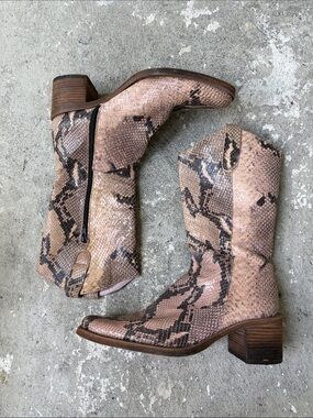 Vintage Hype snake skin boots
